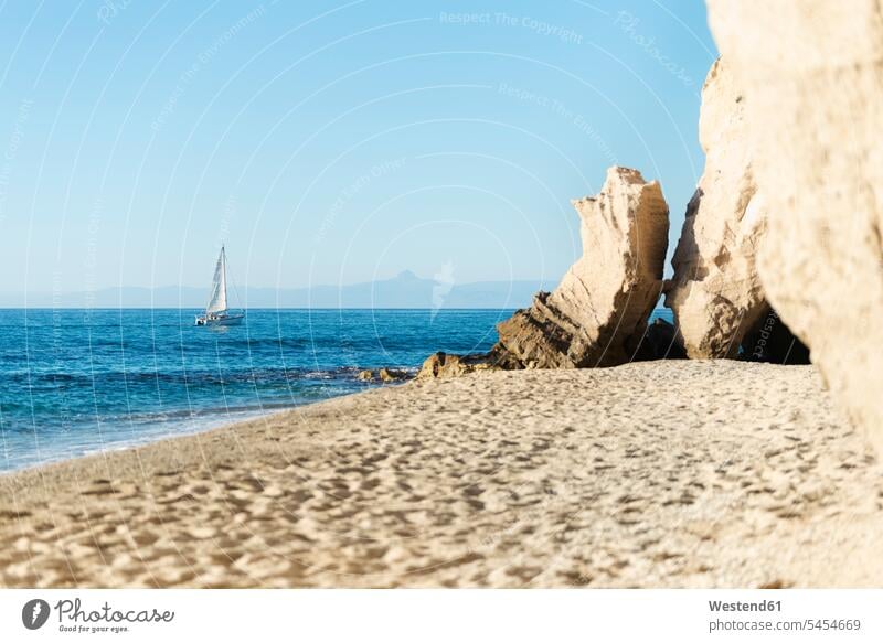 Italien, Kalabrien, Tropea, Tyrrhenisches Meer, Höhle am Strand, Sandsteinfelsen und Segelboot Küste Küstenlandschaft Hoehlen Höhlen Tag am Tag