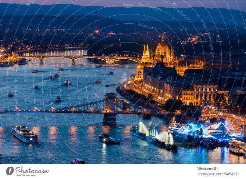Ungarn, Budapest, abendliches Stadtbild entlang der Donau Hauptstadt Hauptstaedte Hauptstädte Verbindung verbunden verbinden Anschluss Abendlicht