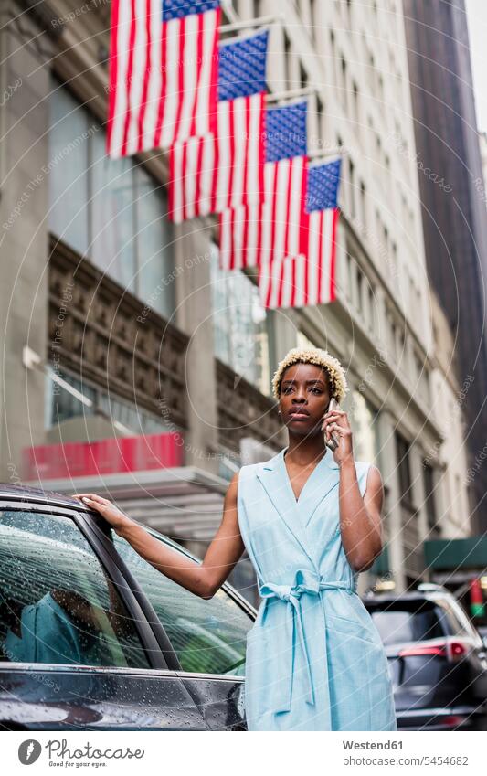 USA, New York, junge blonde afro-amerikanische Frau mit Smartphone benutzen iPhone Smartphones weiblich Frauen Handy Mobiltelefon Handies Handys Mobiltelefone