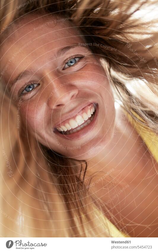Porträt einer glücklichen jungen Frau lachen Portrait Porträts Portraits weiblich Frauen positiv Emotion Gefühl Empfindung Emotionen Gefühle fühlen Empfindungen