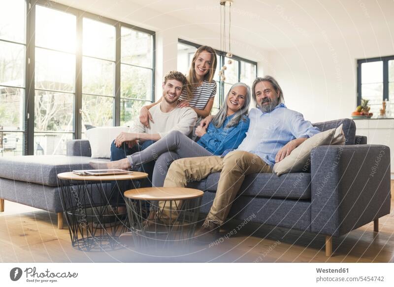 Älteres Ehepaar mit Familie auf der Couch sitzend glücklich Glück glücklich sein glücklichsein Familien Gemütlich Wohlfühlen behaglich Gemütlichkeit Sofa