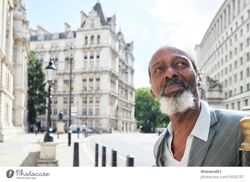 Großbritannien, London, Porträt eines bärtigen Mannes, der etwas beobachtet Männer männlich Portrait Porträts Portraits Erwachsener erwachsen Mensch Menschen