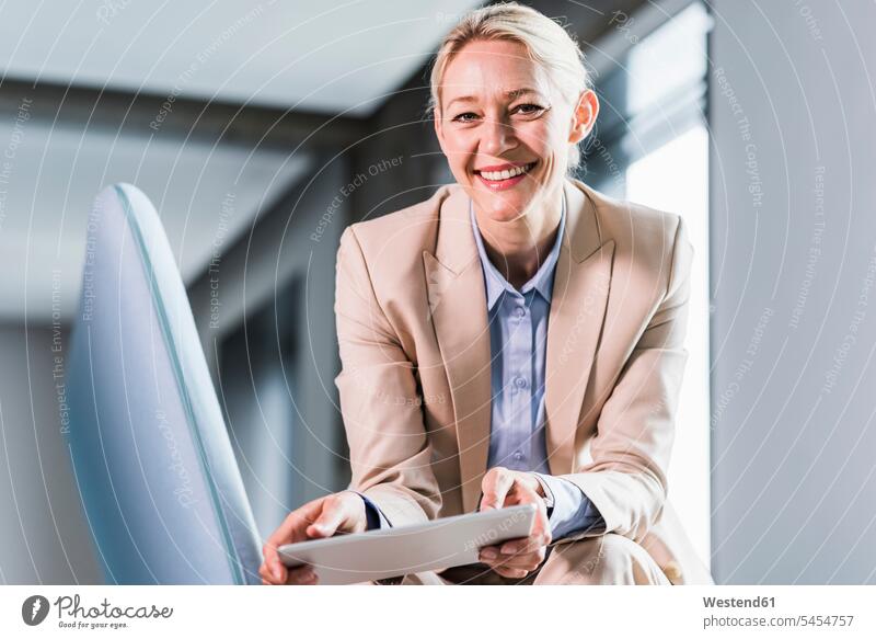 Porträt einer lächelnden Geschäftsfrau, die ein Tablett hält Geschäftsfrauen Businesswomen Businessfrauen Businesswoman Tablet Computer Tablet-PC Tablet PC iPad