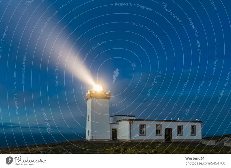 UK, Schottland, Caithness, Duncansby Head, Duncansby Head Leuchtturm zur blauen Stunde beleuchtet Beleuchtung John o' Groats John O'Groats Atlantik