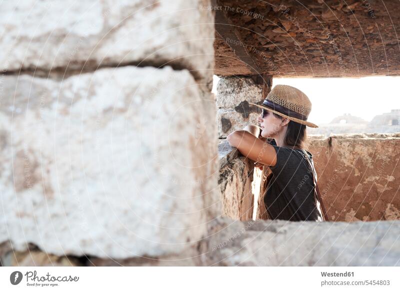 Spanien, Menorca, Frau im Gebäude mit Blick auf Ansicht alleinreisend allein reisend Alleinreisende Alleinreisender Urlaub Ferien weiblich Frauen Reisende