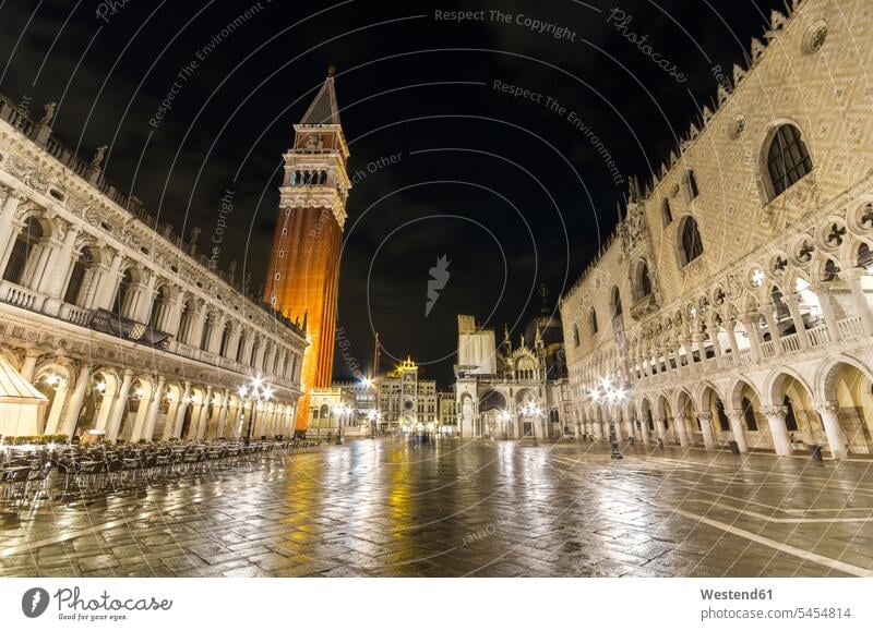 Italien, Venedig, Markusplatz mit Markusglocke bei Nacht beleuchtet Beleuchtung leer leere Gebäude Außengastronomie Aussengastronomie Außenaufnahme draußen