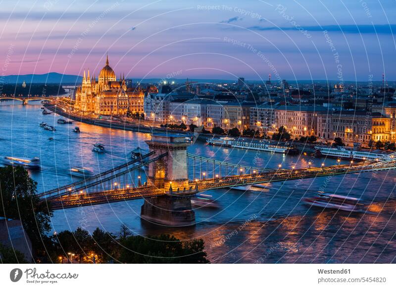 Ungarn, Budapest, Stadtbild in der Abenddämmerung mit Kettenbrücke an der Donau Hauptstadt Hauptstaedte Hauptstädte Brücke Bruecken Brücken Verbindung verbunden