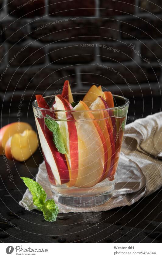Glas Entgiftungswasser mit in Scheiben geschnittenem rotem Apfel und Minze Trinkgläser Gläser Trinkglas gesund Stück Frucht Früchte Fruechte angerichtet