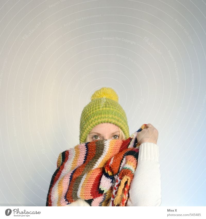 Winter stricken feminin Junge Frau Jugendliche 1 Mensch 18-30 Jahre Erwachsene Mode Bekleidung Stoff Schal Mütze kalt kuschlig Wärme Winterbekleidung