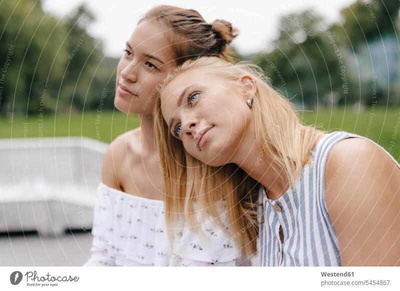 Junge Frau ruht auf der Schulter einer Freundin ausruhen Rast Erholung erholen Freundinnen weiblich Frauen Schultern Freunde Freundschaft Kameradschaft