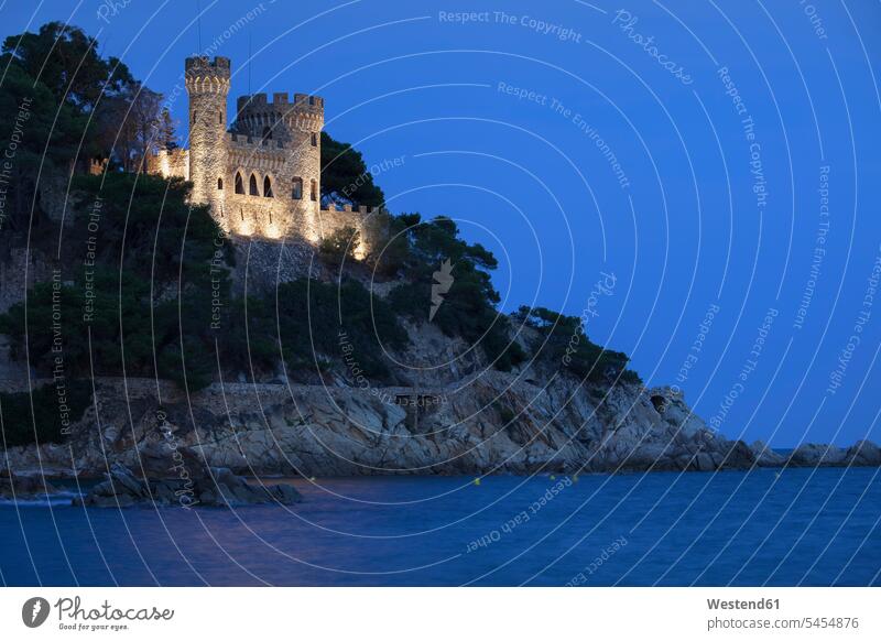 Spanien, Katalonien, Lloret de Mar, Costa Brava-Küste bei Nacht, Burg auf der Klippe beleuchtet Beleuchtung Natur alt alte altes alter Außenaufnahme draußen