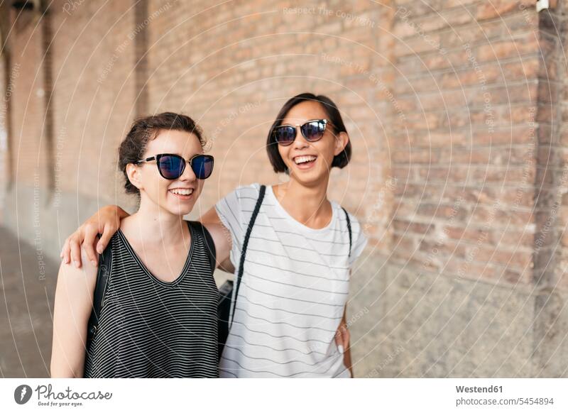 Porträt von zwei besten Freunden mit Sonnenbrille, die sich amüsieren Freundinnen beste Freundin beste Freundinnen Freundschaft Kameradschaft Portrait Porträts