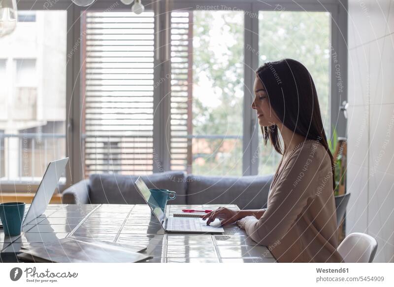 Frau mit Laptop bei der Arbeit zu Hause arbeiten Notebook Laptops Notebooks Zuhause daheim Computer Rechner Freiberufler freiberuflich freie Berufe WLan