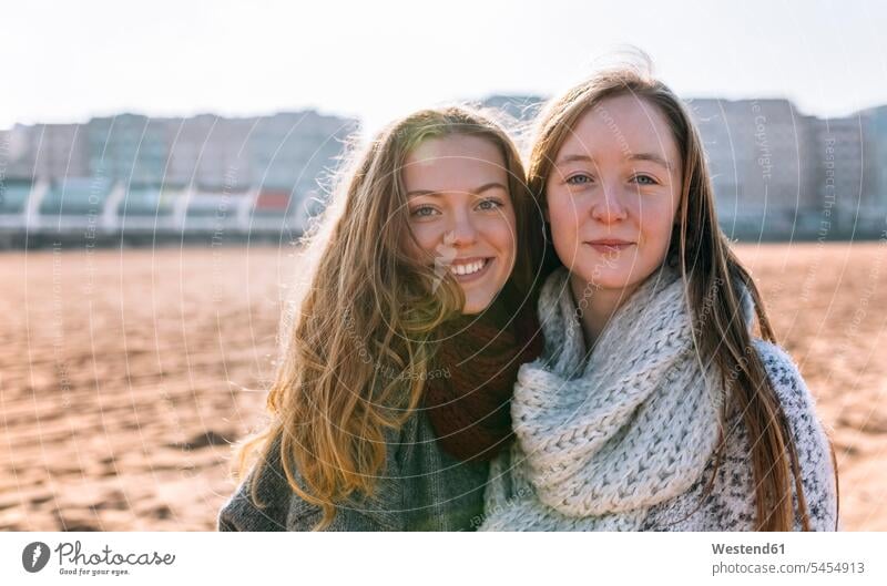 Porträt von zwei besten Freunden am Strand Freundinnen Portrait Porträts Portraits Beach Straende Strände Beaches Freundschaft Kameradschaft Teenagerin