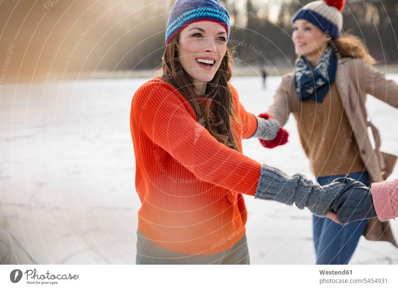Freundinnen eislaufen im Kreis auf einem gefrorenen See Schlittschuhläufer Schlittschuhlaeufer glücklich Glück glücklich sein glücklichsein schlittschuhlaufen