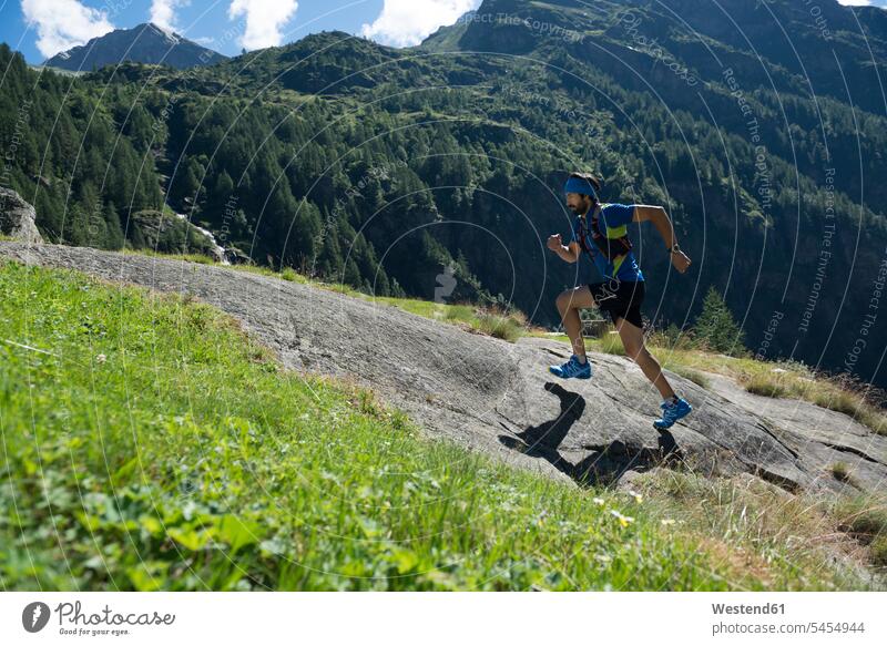 Italien, Alagna, Trailrunner in der Nähe des Monte-Rosa-Massivs unterwegs Sportler Mann Männer männlich laufen rennen Berg Berge Erwachsener erwachsen Mensch