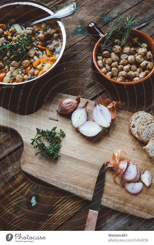 Mediterrane Suppe im Kupfertopf, Schüssel mit Croutons und Zutaten auf Holzbrett Gericht Gerichte Tonschale Tonschalen Draufsicht Vogelperspektive von oben