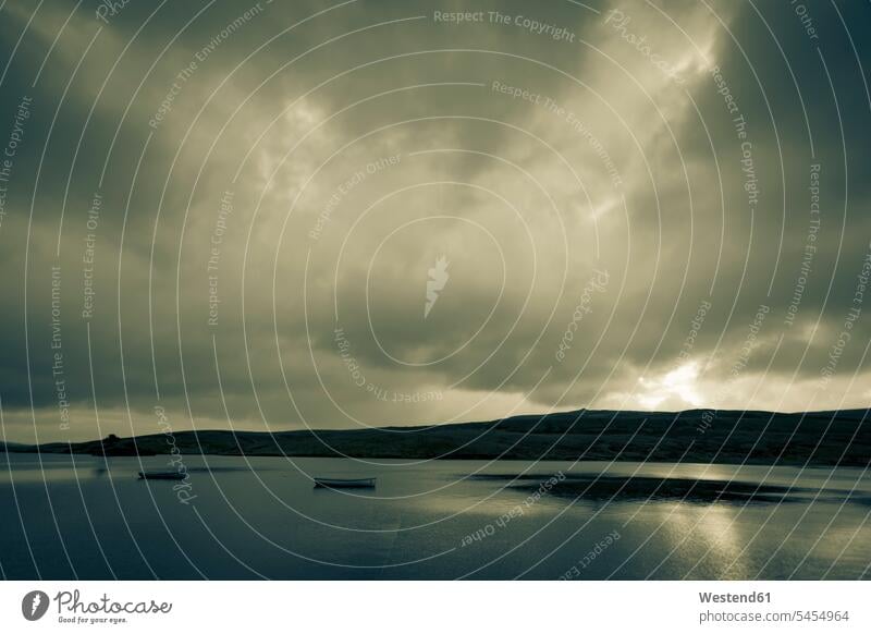 UK, Schottland, Isle of Skye, Ruderboote auf einem See Wolke Wolken Landschaft Landschaften Abgeschiedenheit Einsamkeit abgeschieden Landschaftsaufnahme