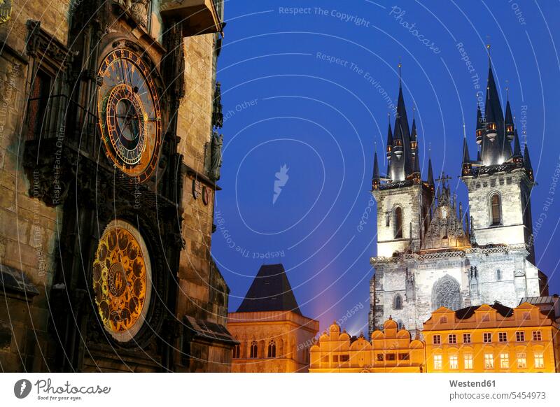 Tschechien, Prag, Teil des Rathauses mit astronomischer Uhr und Liebfrauenkirche vor Tyn in der Abenddämmerung abends Altstadt wolkenlos ohne Wolken