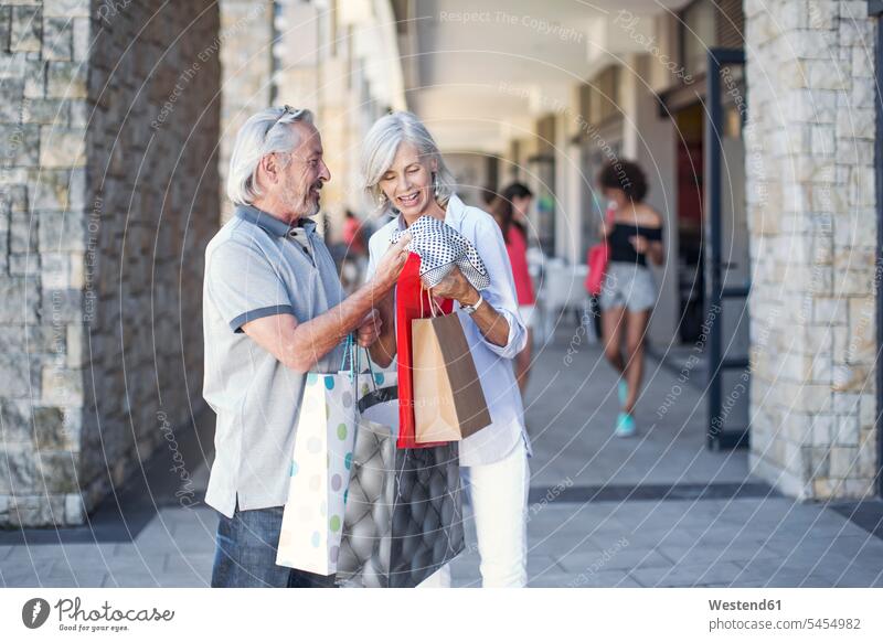 Älteres Ehepaar macht eine Städtereise, macht einen Einkaufsbummel glücklich Glück glücklich sein glücklichsein shopping City Trip Kurztripp City Break