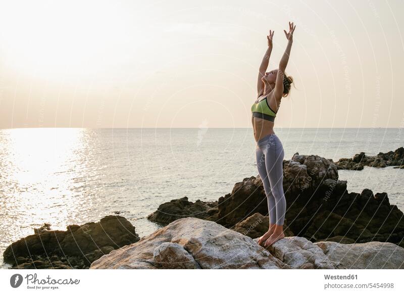 Frau praktiziert Yoga am Strand weiblich Frauen Yoga-Übungen Yogauebungen Yogaübungen Jogauebung Jogauebungen Urlaub Ferien Yoga Retreat Beach Straende Strände
