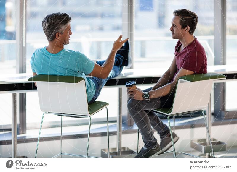 Kollegen unterhalten sich in einem modernen Büro, trinken einen Kaffee Arbeitskollegen besprechen diskutieren Besprechung Office Büros reden Geschäftsmann