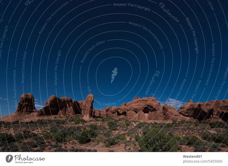 USA, Utah, Arches-Nationalpark, Doppelbogen bei Nacht nachts Sternhimmel Sternenhimmel Ruhe Beschaulichkeit ruhig Naturpark Felsformation Felsengruppe