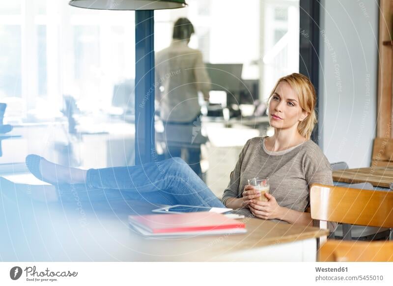 Frau macht Kaffeepause im Büro weiblich Frauen sitzen sitzend sitzt Office Büros Erwachsener erwachsen Mensch Menschen Leute People Personen Arbeitsplatz