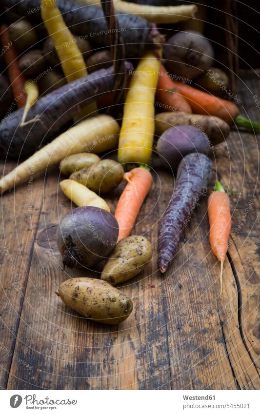 Wintergemüse, Karotten, Rote Bete, Kartoffeln und Pastinaken ungekocht roh vitaminreich rustikal Fülle Fuelle dunkles Holz Mohrrüben Möhre Möhren