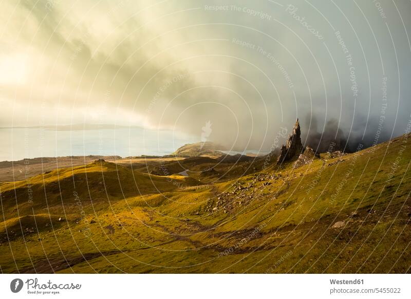Großbritannien, Schottland, Isle of Skye, The Storr bei bewölktem Himmel Wolke Wolken Landschaft Landschaften Abgeschiedenheit Einsamkeit abgeschieden