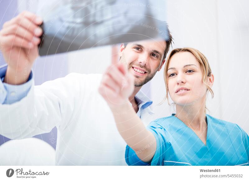 Zwei Ärzte diskutieren über das zahnärztliche Röntgenbild Roentgenbild Roentgenbilder Röntgenaufnahmen Roentgenaufnahmen Röntgenbilder Ärztin Aerztin Ärztinnen