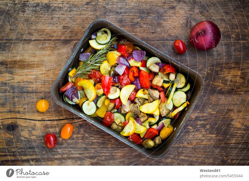 Mediterranes Ofengemüse auf Bratenplatte Zucchini Zucchinis gelbe Paprika Food and Drink Lebensmittel Essen und Trinken Nahrungsmittel ganz vollständig