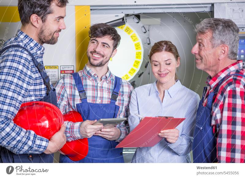 Lächelndes Personal in der Fabrik mit CNC-Maschine im Hintergrund arbeiten Arbeit lächeln Fabriken Industrie industriell Gewerbe Industrien Beruf