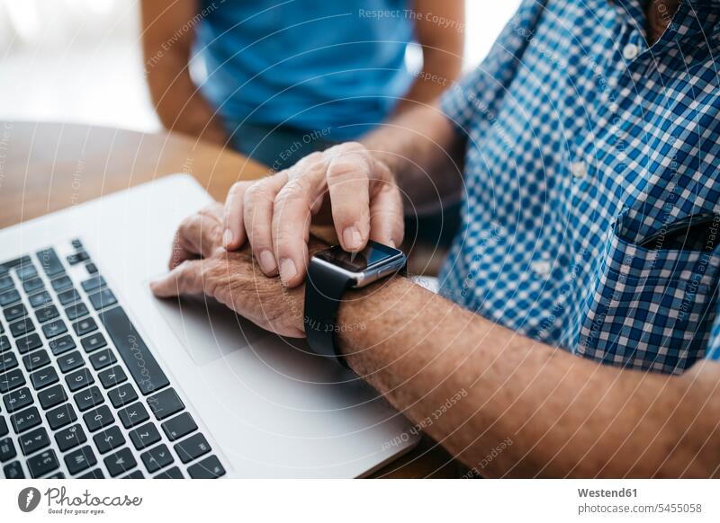 Älterer Mann mit Smartwatch, Nahaufnahme Hand Hände Mensch Menschen Leute People Personen Senior ältere Männer älterer Mann Senioren benutzen benützen lernen