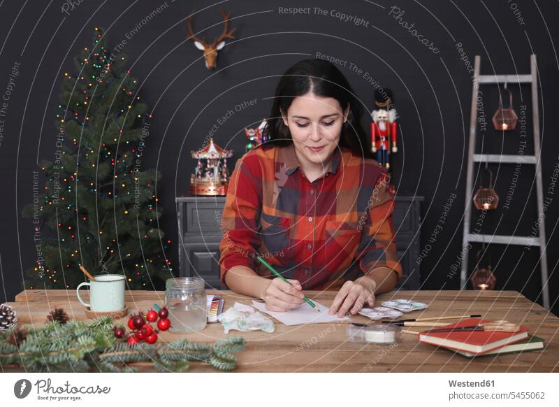Junge Frau zeichnet Weihnachtskarte mit Bleistift zeichnen Zeichnung weiblich Frauen Weihnachtskarten Erwachsener erwachsen Mensch Menschen Leute People