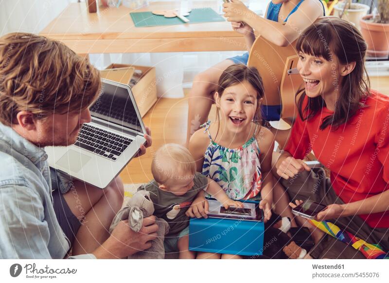 Fröhliche, spielerische Familie mit digitalen Geräten im Kinderzimmer Familien spielen Laptop Notebook Laptops Notebooks Mensch Menschen Leute People Personen
