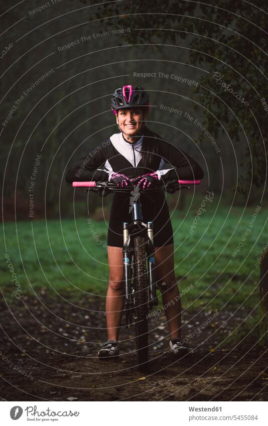 Porträt einer lächelnden Frau mit Mountainbike Mountainbiking mountainbiken MTB Mountainbikes weiblich Frauen Radsport Sport Fahrrad Bikes Fahrräder Räder