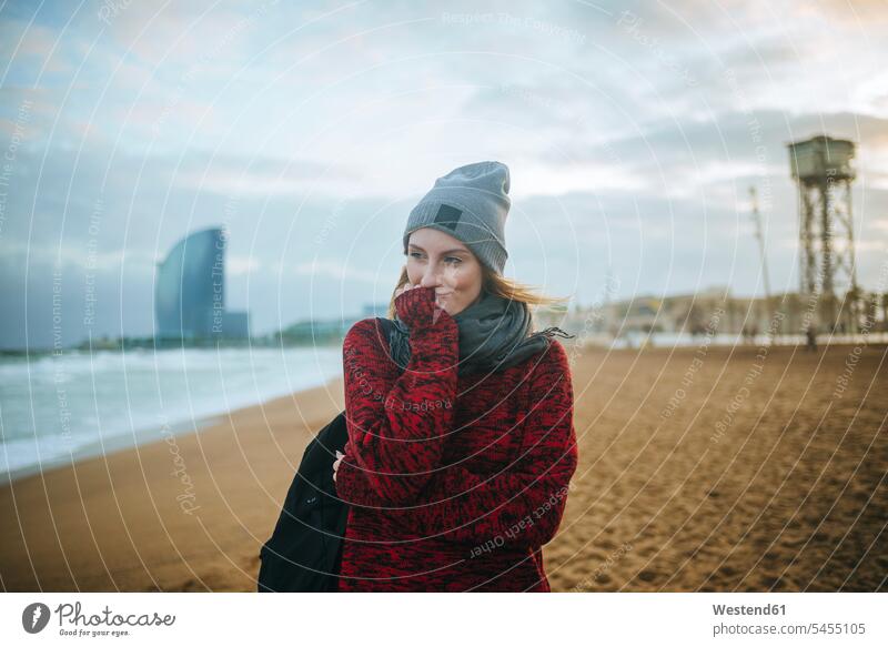 Spanien, Barcelona, junge Frau am Strand im Winter lächeln weiblich Frauen Beach Straende Strände Beaches Erwachsener erwachsen Mensch Menschen Leute People