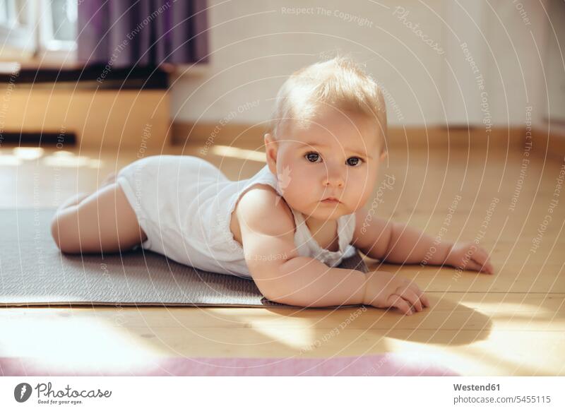 Porträt eines auf einer Yogamatte liegenden Babys Babies Säuglinge Kind Kinder Portrait Porträts Portraits Turnmatte Sportmatte Yoga-Matte liegt Mensch Menschen
