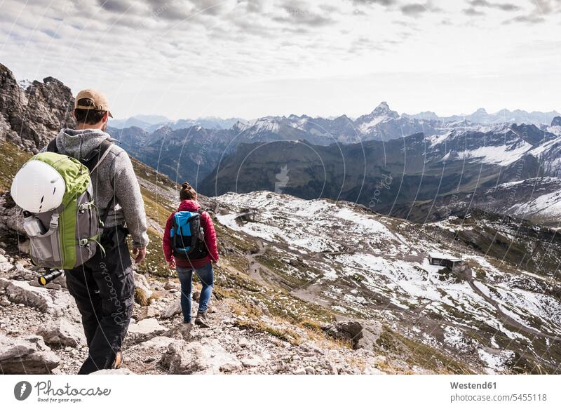 Deutschland, Bayern, Oberstdorf, zwei Wanderer wandern in alpiner Landschaft Gebirge Berglandschaft Gebirgslandschaft Gebirgskette Gebirgszug Berge Paar Pärchen