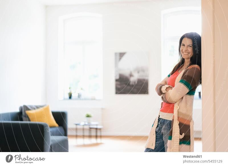 Porträt einer glücklichen Frau zu Hause lächeln stehen stehend steht weiblich Frauen Erwachsener erwachsen Mensch Menschen Leute People Personen Zuhause daheim