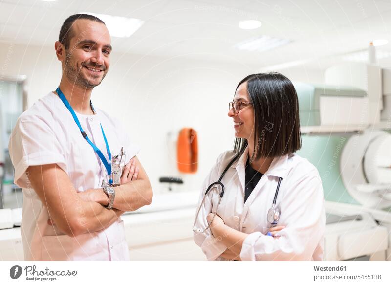 Porträt von zwei lächelnden Ärzten Ärztin Aerztin Ärztinnen Doktorinnen Aerztinnen Portrait Porträts Portraits Krankenpfleger Arzt Doktoren Medizin medizinisch