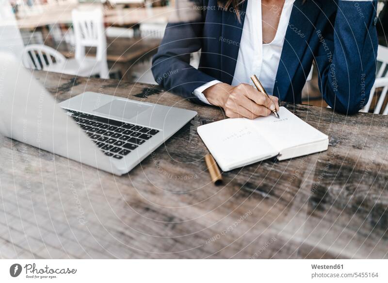 Geschäftsfrau, die im Café arbeitet und in ein Notizbuch schreibt Geschäftsfrauen Businesswomen Businessfrauen Businesswoman arbeiten Arbeit schreiben