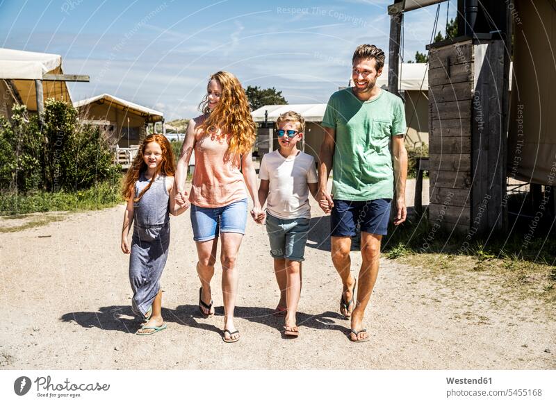 Niederlande, Zandvoort, glückliche Familie beim Spaziergang auf dem Campingplatz Spaß Spass Späße spassig Spässe spaßig Familien Glück glücklich sein