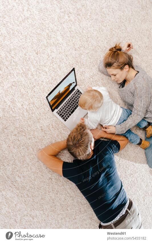 Familie mit Laptop auf dem Teppich Teppiche Familien benutzen Notebook Laptops Notebooks Mensch Menschen Leute People Personen Computer Rechner WLan