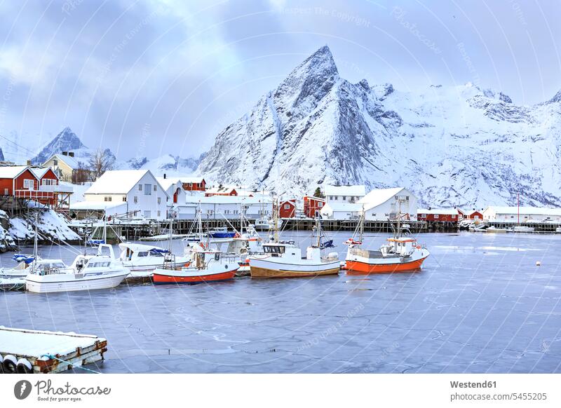 Norwegen, Lofoten, Insel Hamnoy, Fischerhütten und Boote Küste Küstenlandschaft Meer Meere Tag am Tag Tageslichtaufnahme tagsueber Tagesaufnahmen