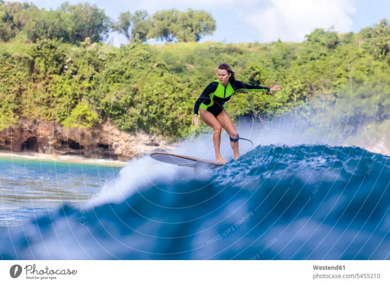 Indonesien, Bali, Frau beim Surfen weiblich Frauen Surfing Wellenreiten Meer Meere Erwachsener erwachsen Mensch Menschen Leute People Personen Wassersport Sport
