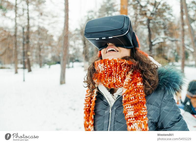 Frau mit Virtual-Reality-Brille in Winterlandschaft weiblich Frauen Virtual Reality Brille Virtual Reality-Brille VR Brille Erwachsener erwachsen Mensch