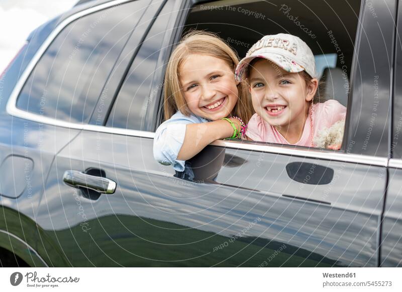 Mädchen, die im Auto sitzen und aus dem Fenster schauen Schwester Schwestern weiblich Urlaub Ferien glücklich Glück glücklich sein glücklichsein Wagen PKWs