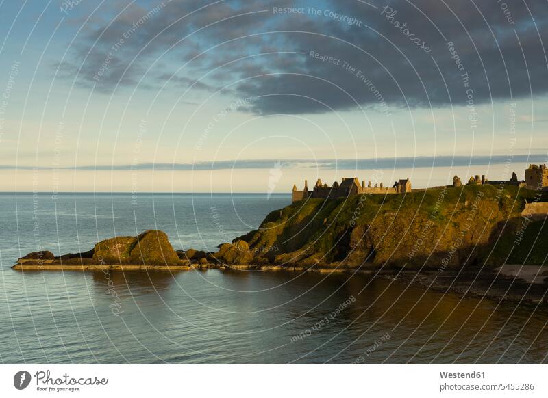 Großbritannien, Schottland, Stonehaven, Schloss Dunnottar Küste Küstenlandschaft Aussicht Ausblick Ansicht Überblick bewölkt Bewölkung Wolke bedeckt Wolken